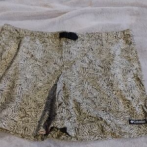 Columbia Women's Leaf Patterned Cargo Shorts